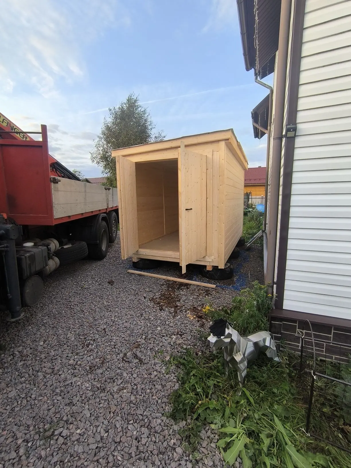 Внутри бытовки